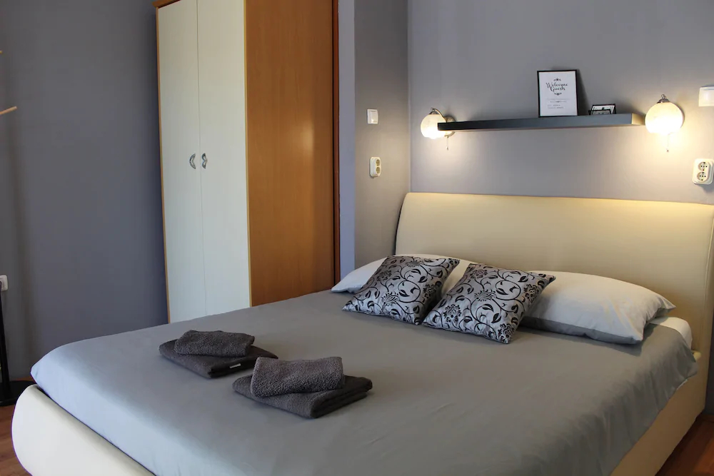 Apartments And Room Thea