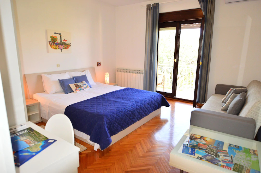 Elza Apartments