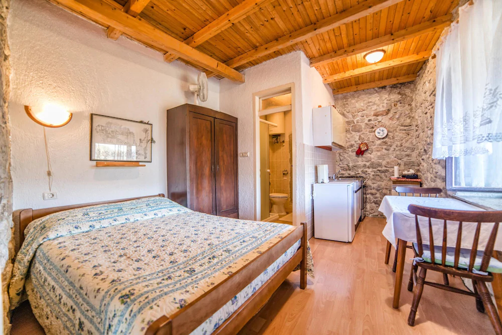 Apartments And Rooms Nela