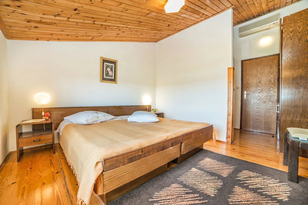 App and Rooms Ana Pomer