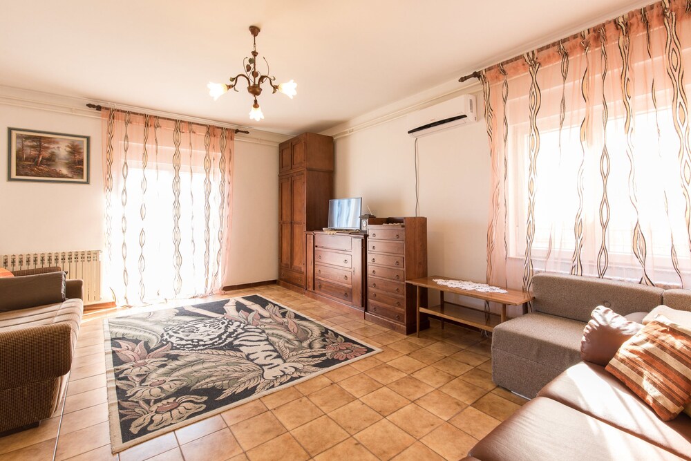 Apartment Lucia & Holiday Home Nino