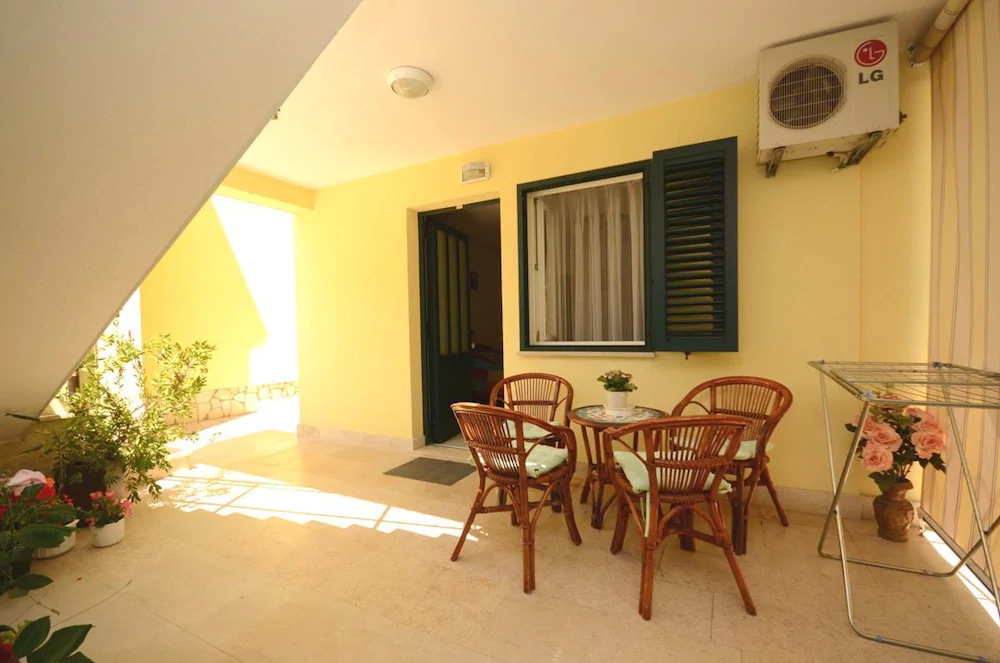 Apartments and Room Mirjana