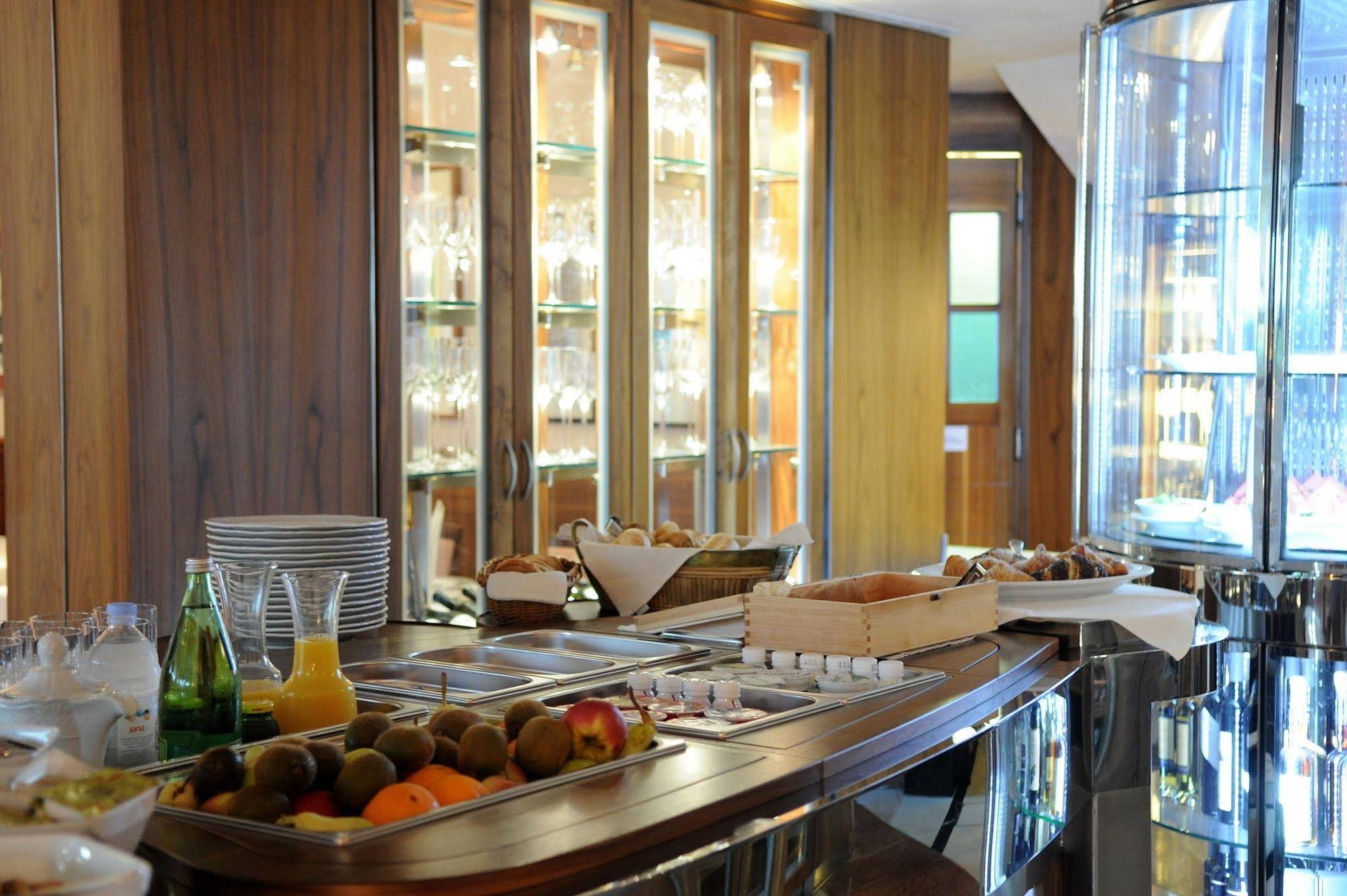 Milan - Hotel & Restaurant