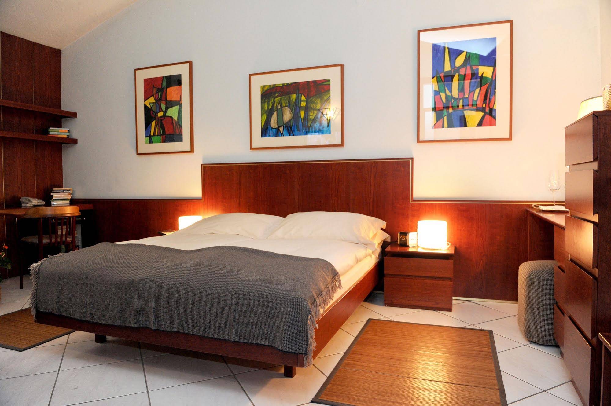 Milan - Hotel & Restaurant