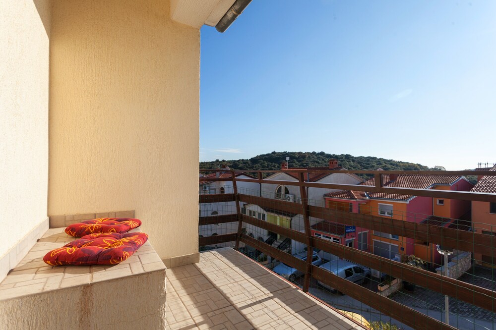 Oina Apartments