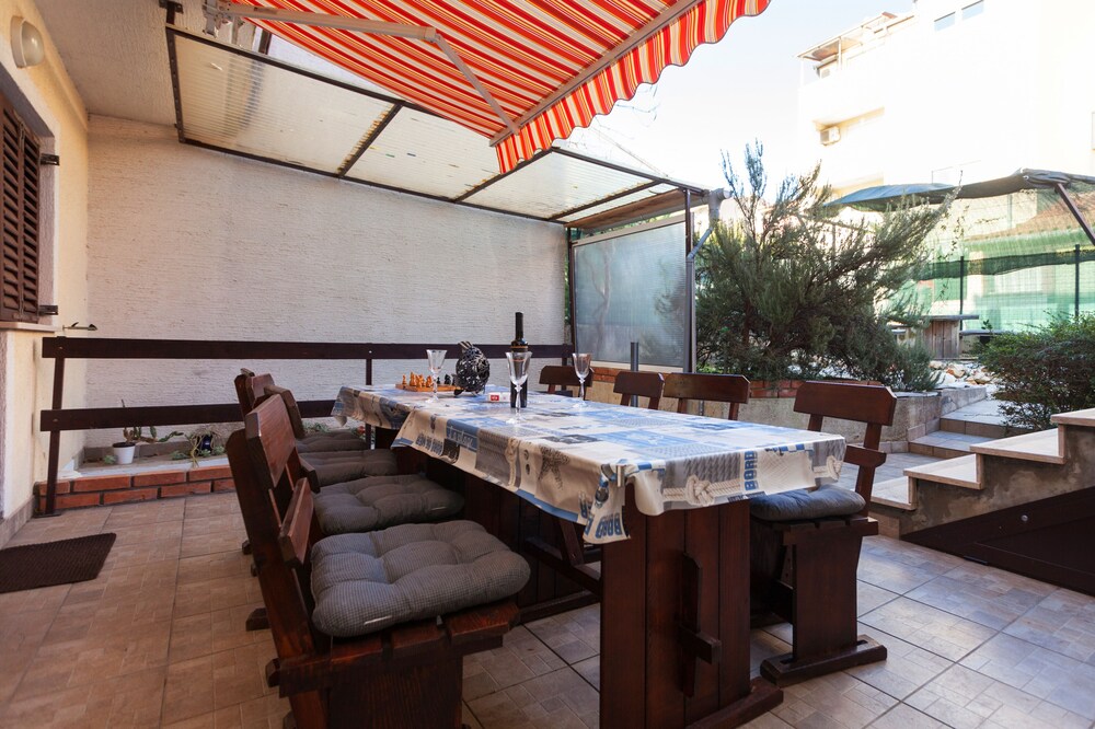 Oina Apartments