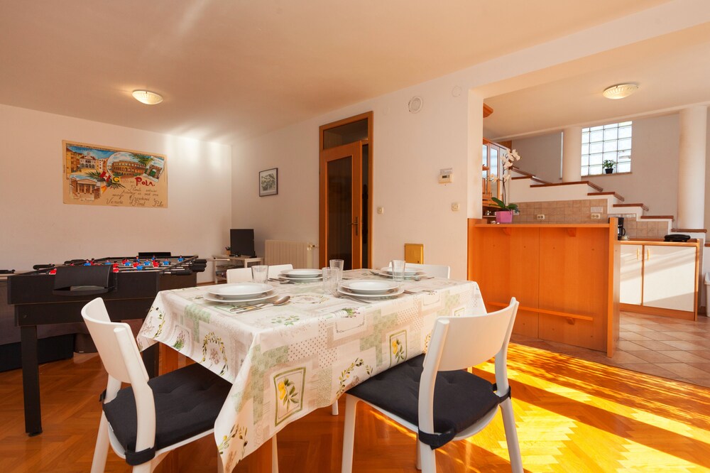 Oina Apartments