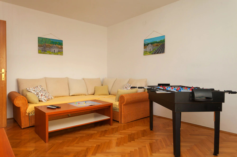 Oina Apartments