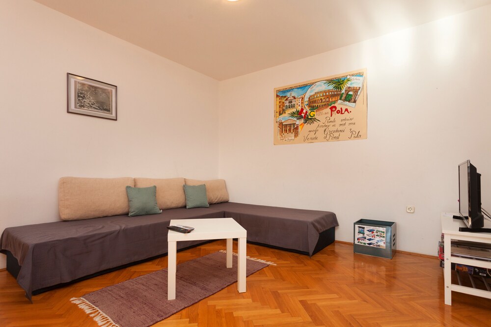 Oina Apartments