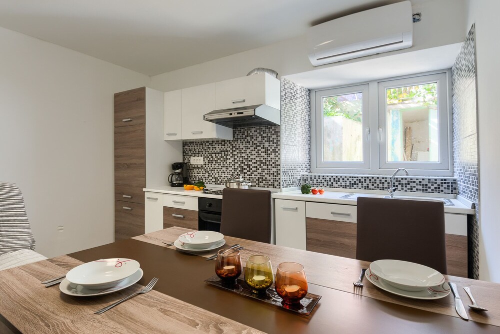 Andrea & Leon Apartments