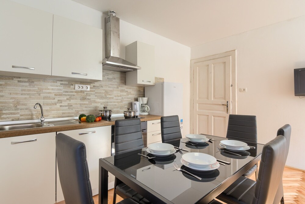 Andrea & Leon Apartments