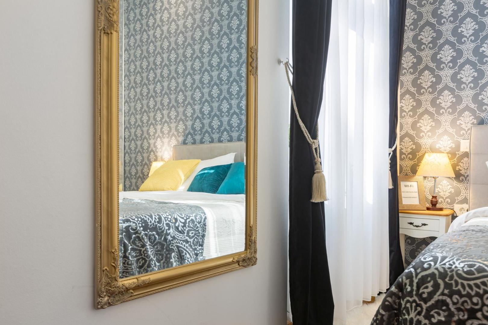 Aurelia Antik Apartments & Rooms