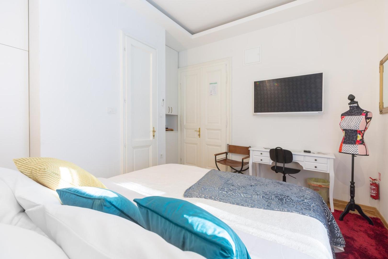 Aurelia Antik Apartments & Rooms