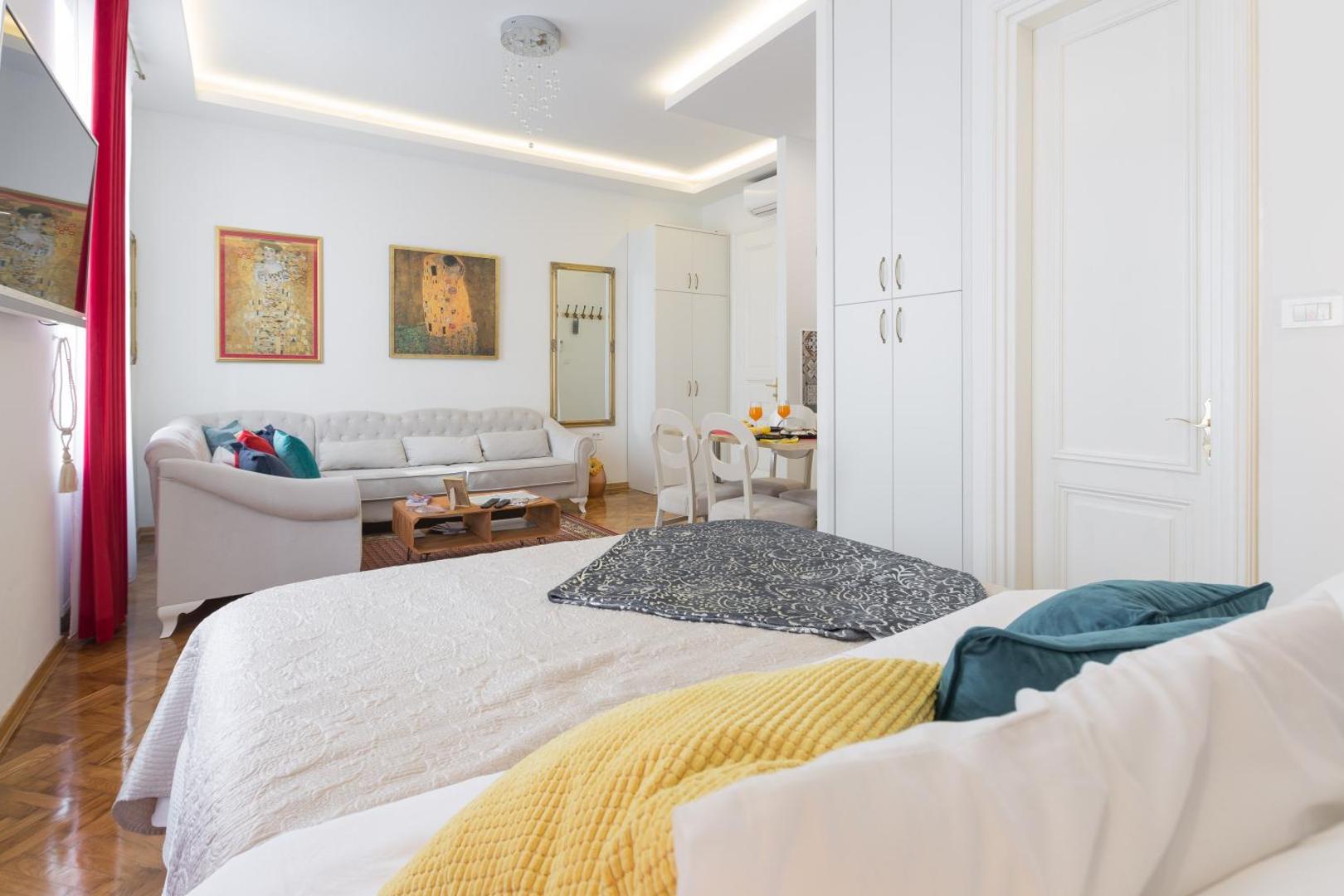 Aurelia Antik Apartments & Rooms