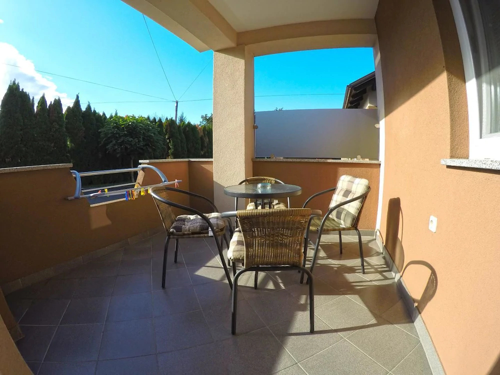 Apartments And Rooms Rea