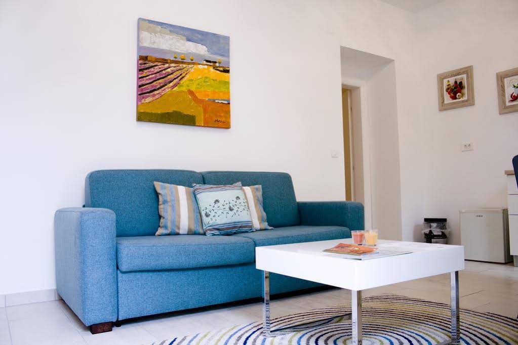 Apartments & Rooms Flowers