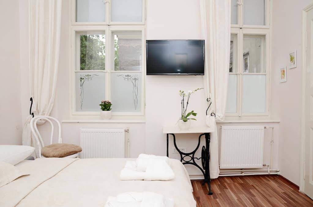 Apartments & Rooms Flowers