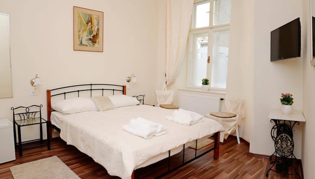 Apartments & Rooms Flowers