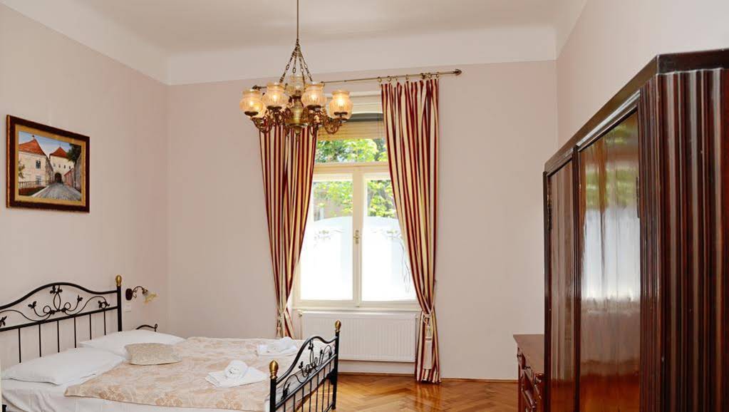 Apartments & Rooms Flowers