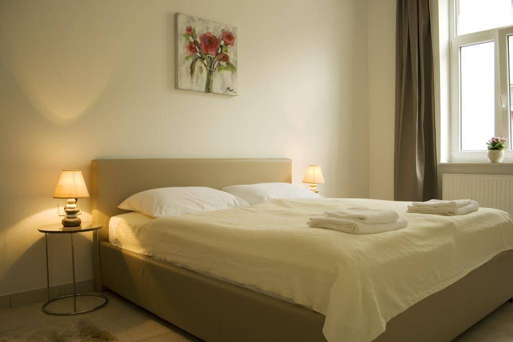 Apartments & Rooms Flowers