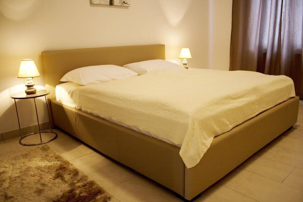 Apartments & Rooms Flowers