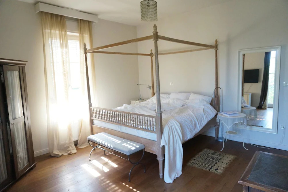 Embassy Row BnB