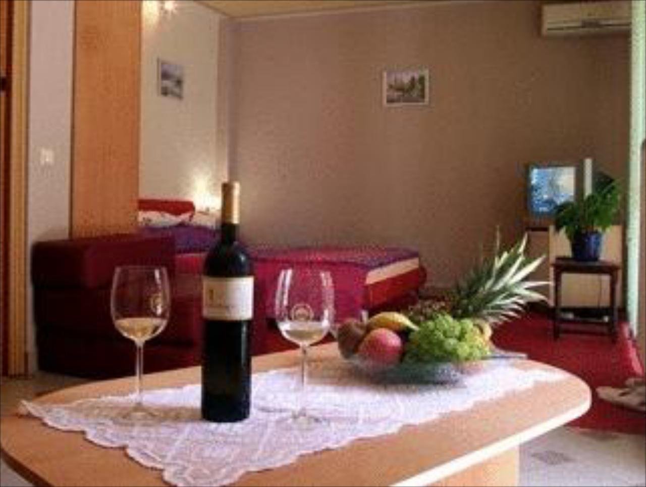 Henrik Rooms & Apartments