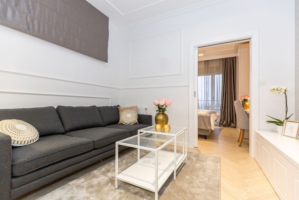 MM House - Adults Only