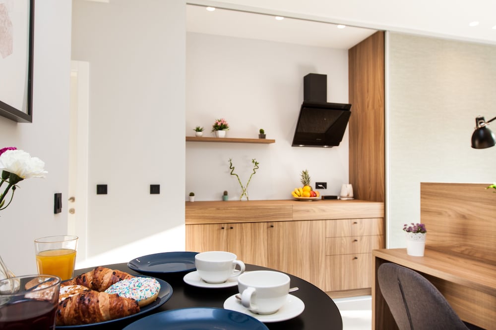 Rooms And Apartments Glossy