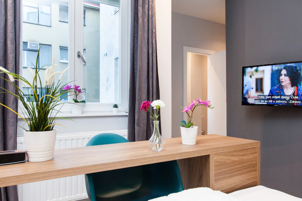 Rooms And Apartments Glossy