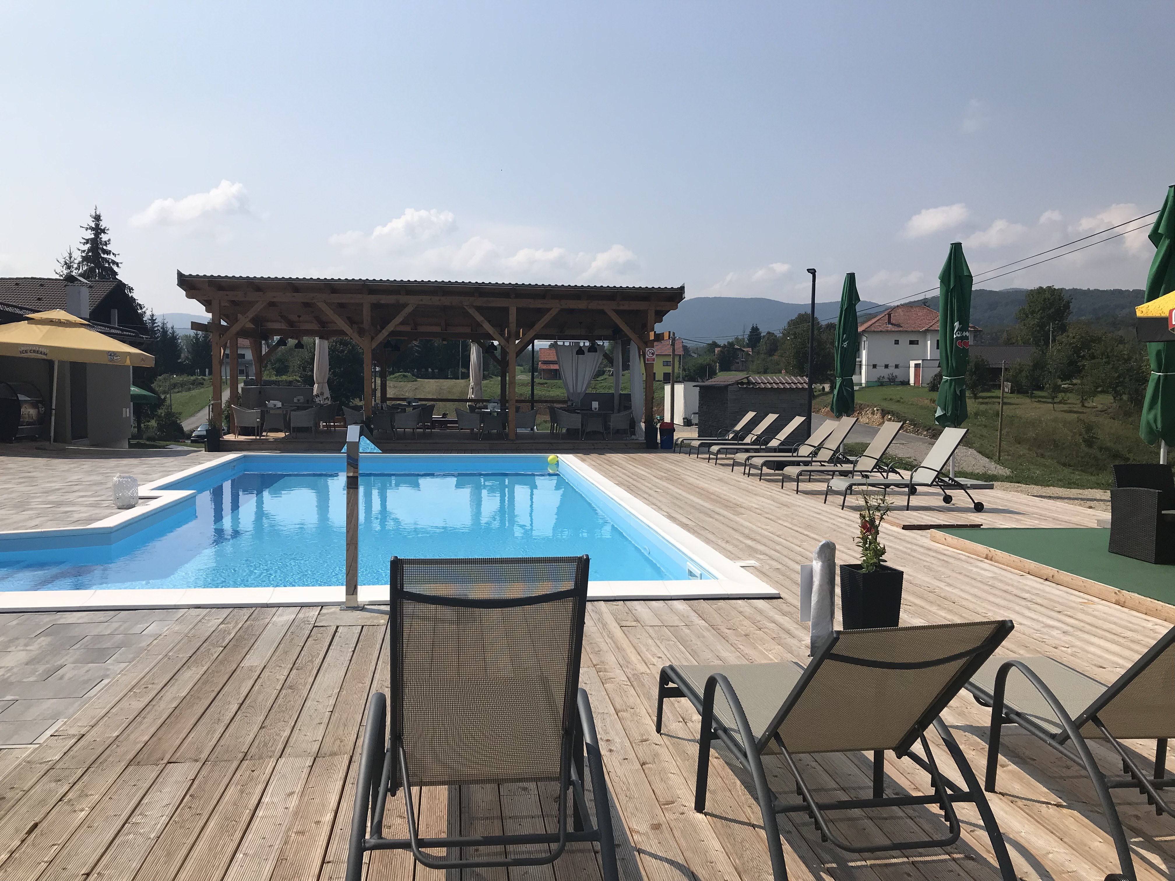 16 Lakes Hotel