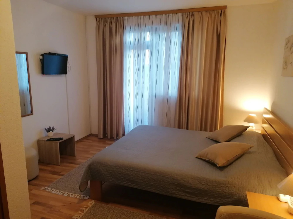 Apartment and Rooms Nevenka