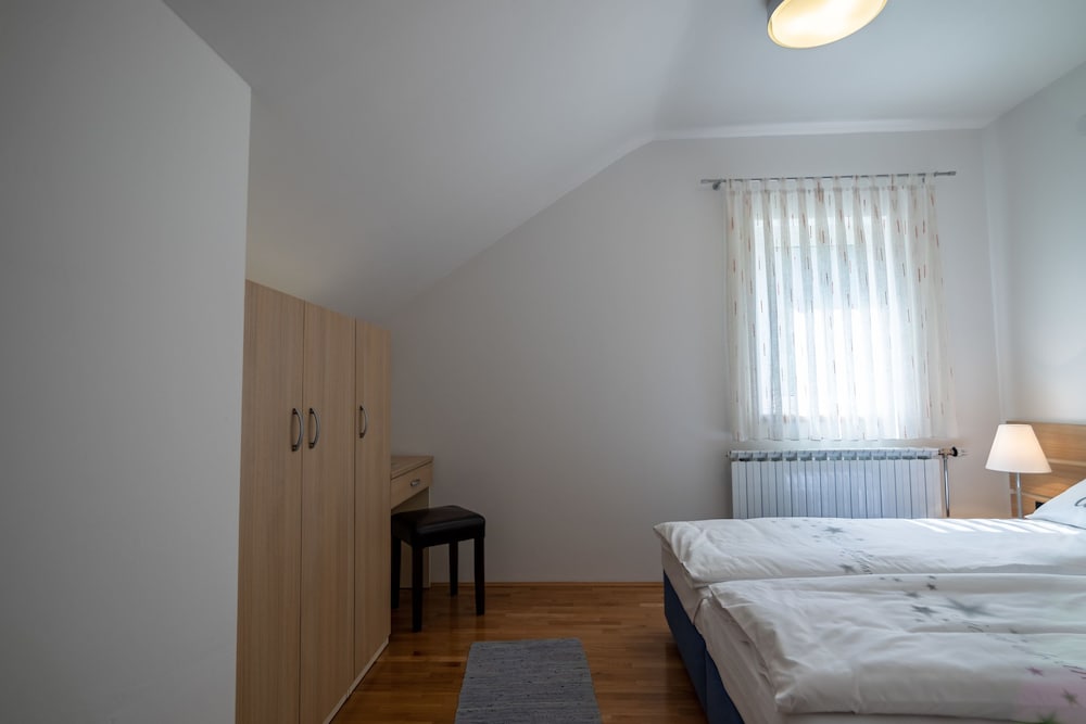 Apartments And Room Robert