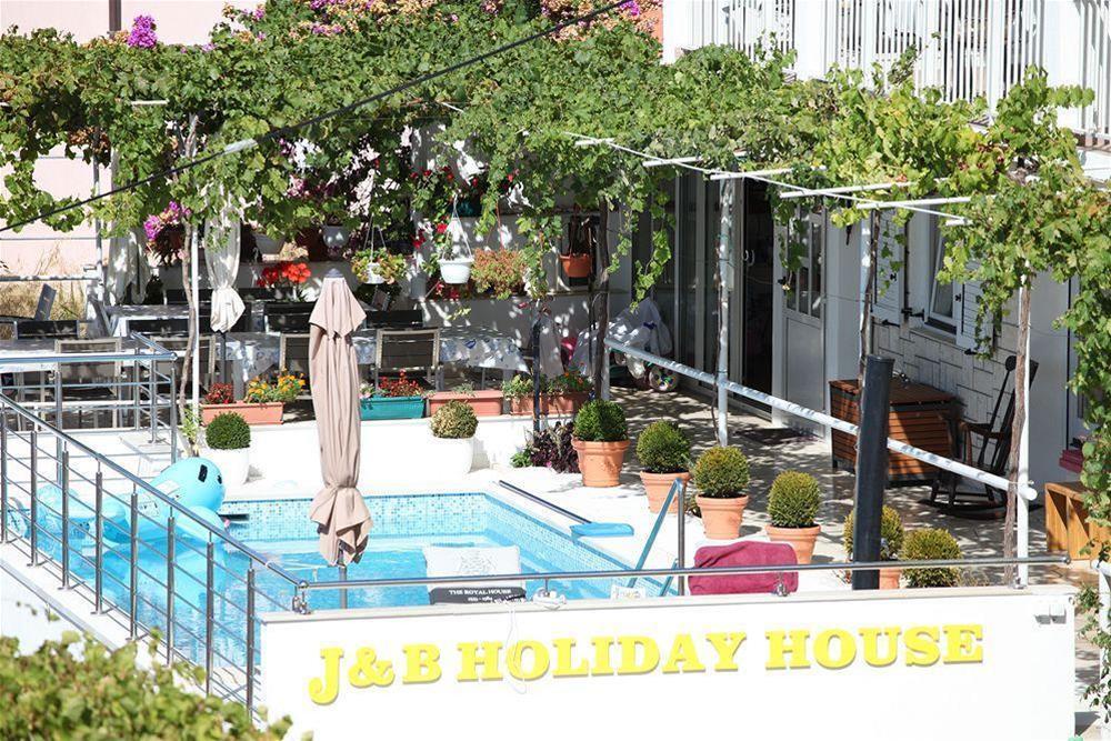 J & B Holiday House