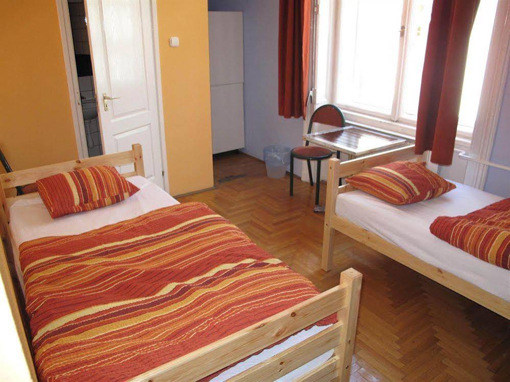 2B Hostel & Rooms