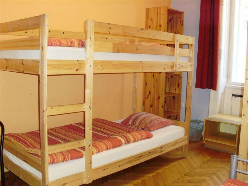 2B Hostel & Rooms