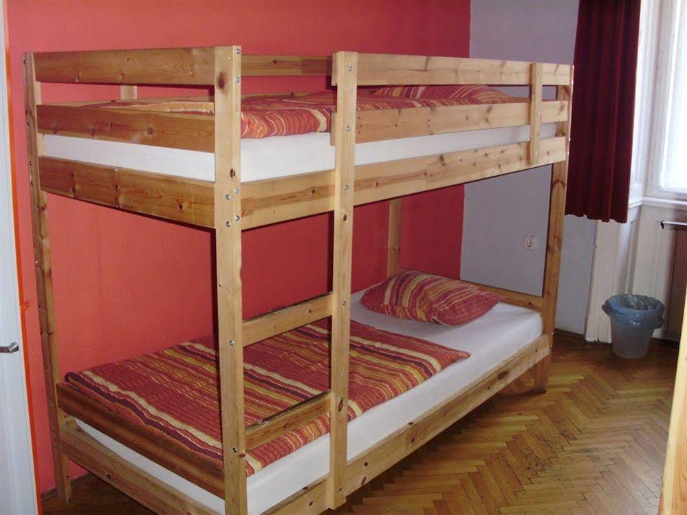 2B Hostel & Rooms