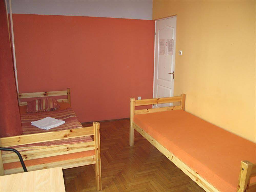 2B Hostel & Rooms