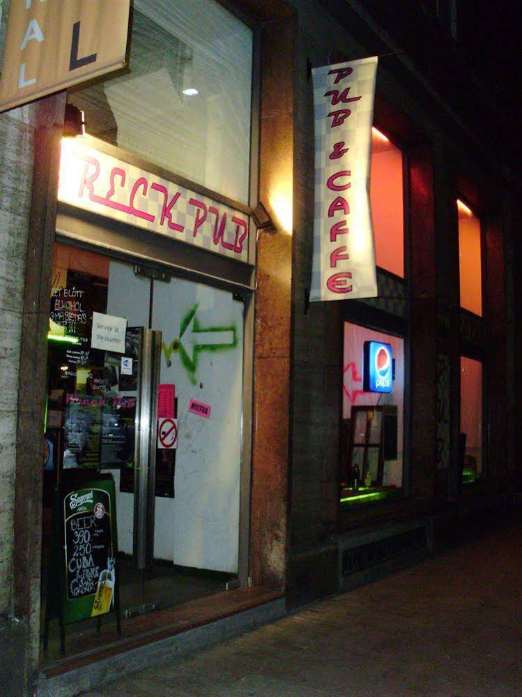 2B Hostel & Rooms