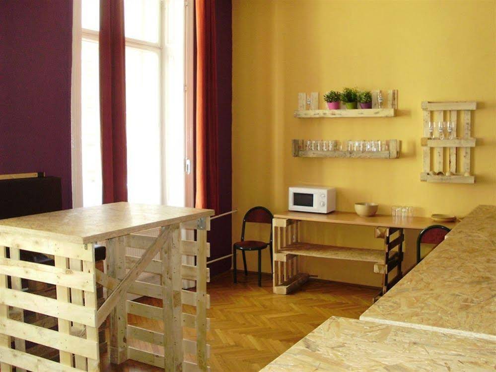 2B Hostel & Rooms