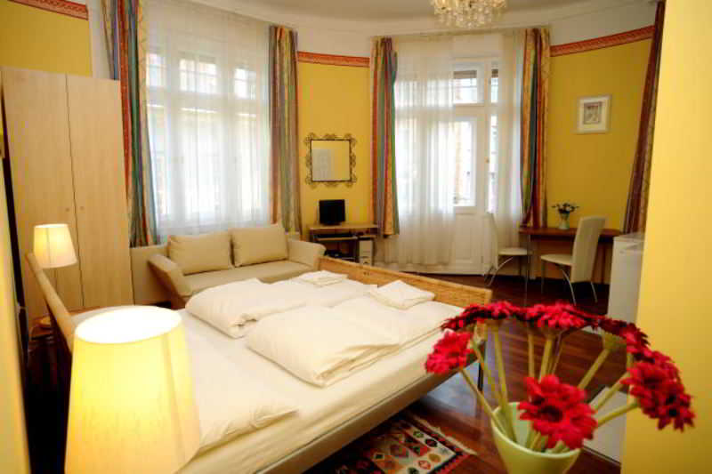 Club Apartments & Rooms