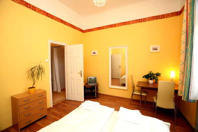 Club Apartments & Rooms