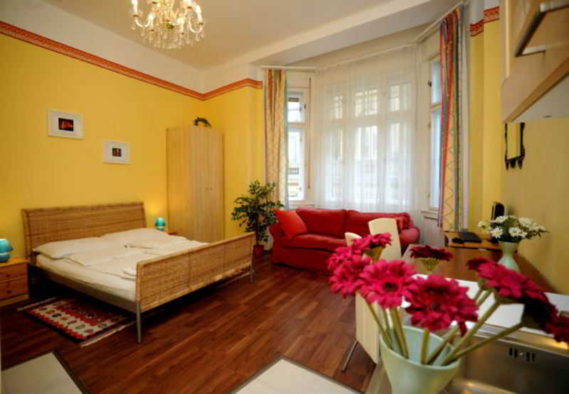 Club Apartments & Rooms