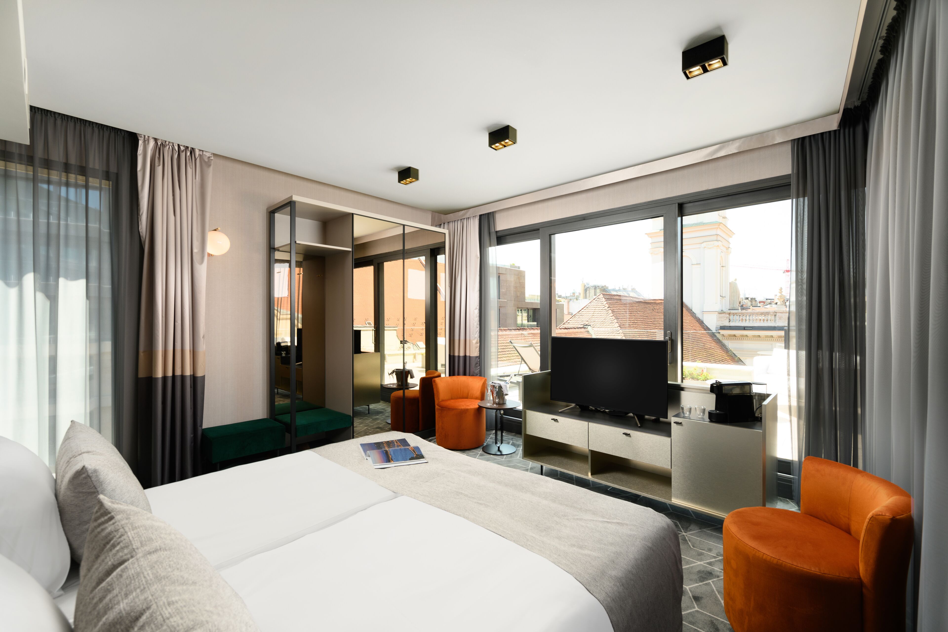 Hotel Emerald & Suites