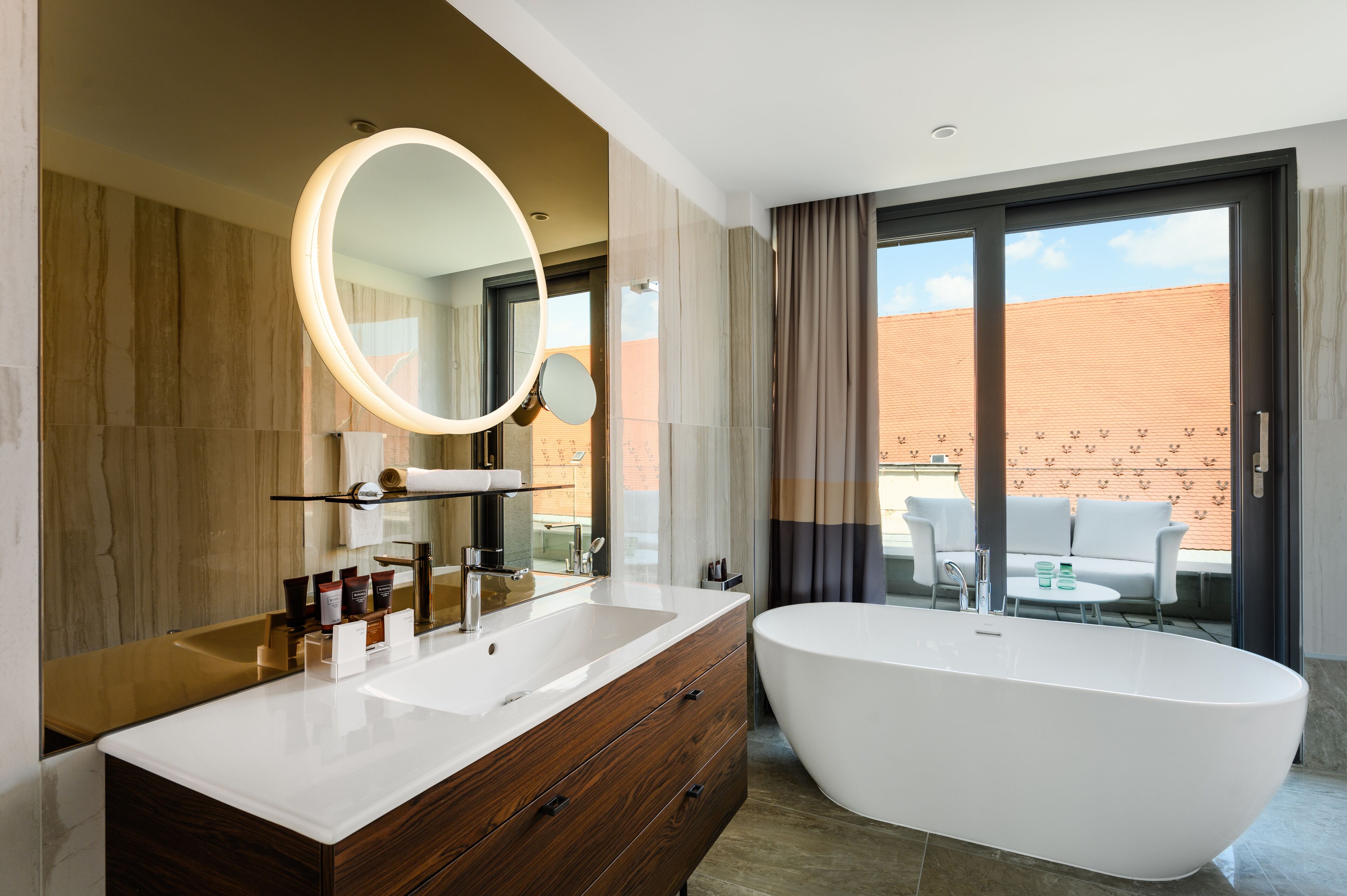 Hotel Emerald & Suites