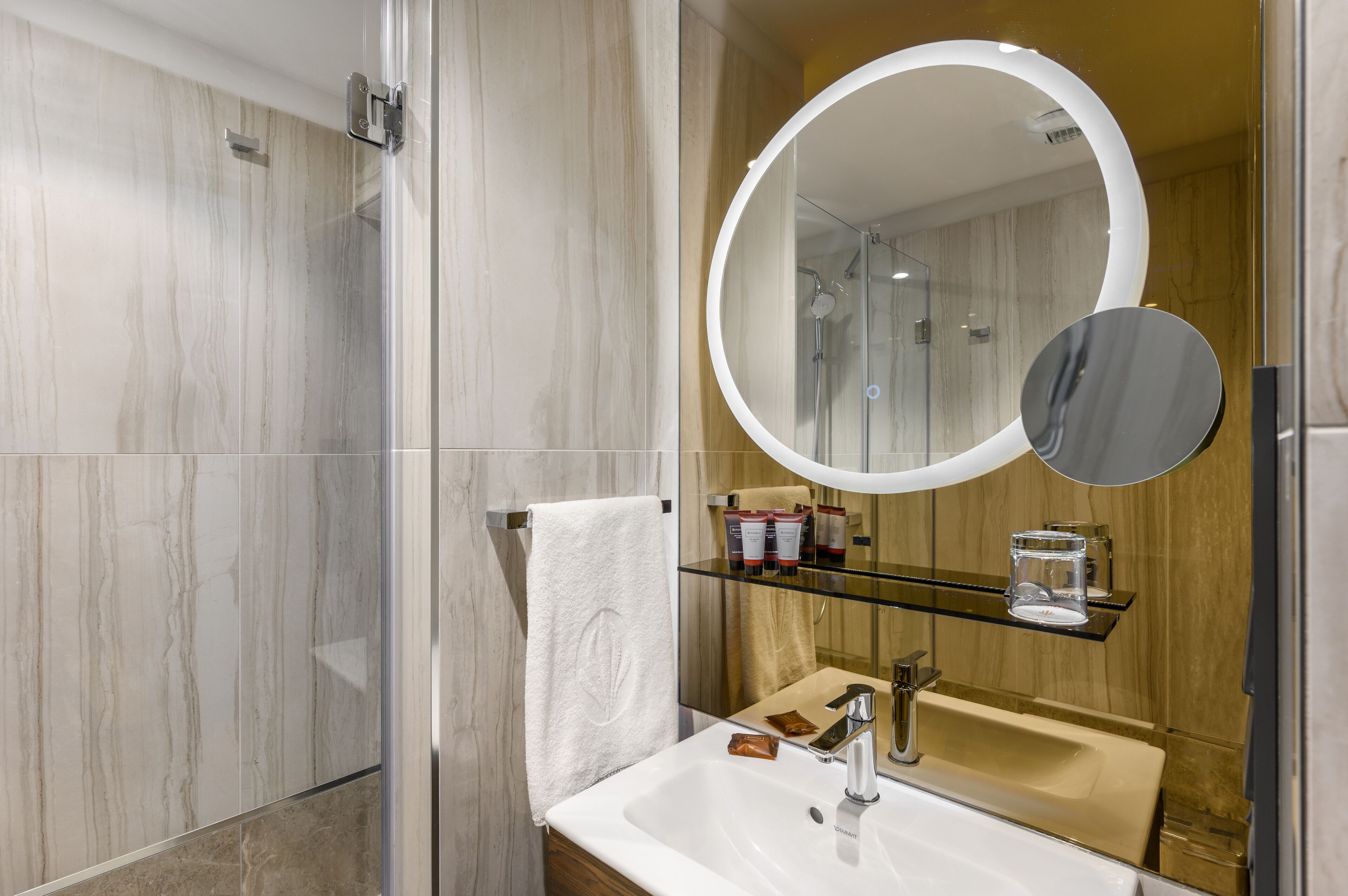 Hotel Emerald & Suites