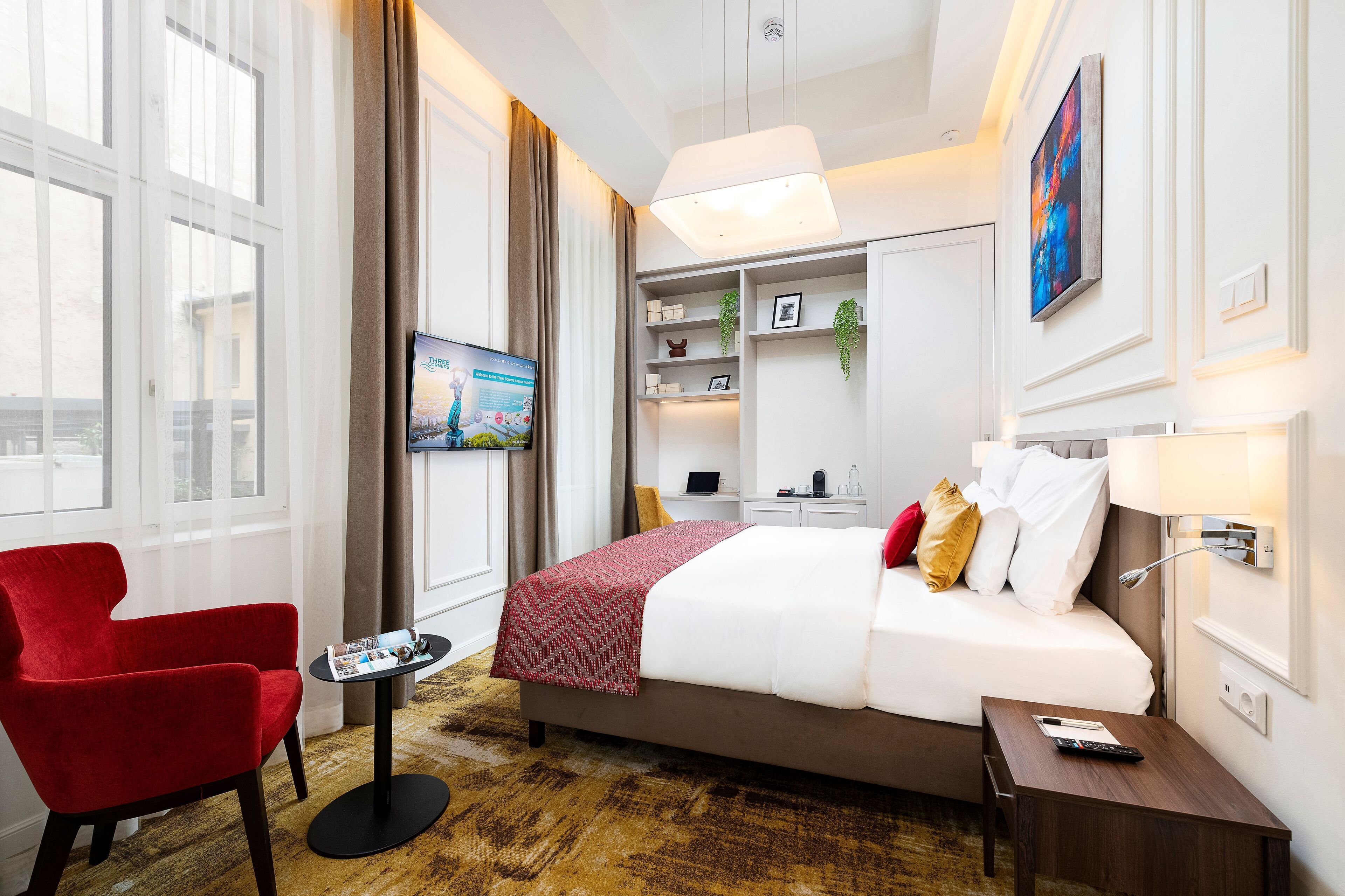 Three Corners Avenue Hotel