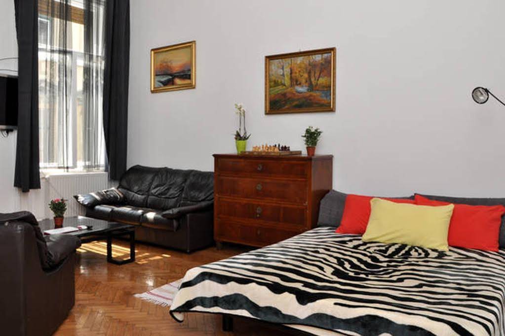 Yolo Hostel