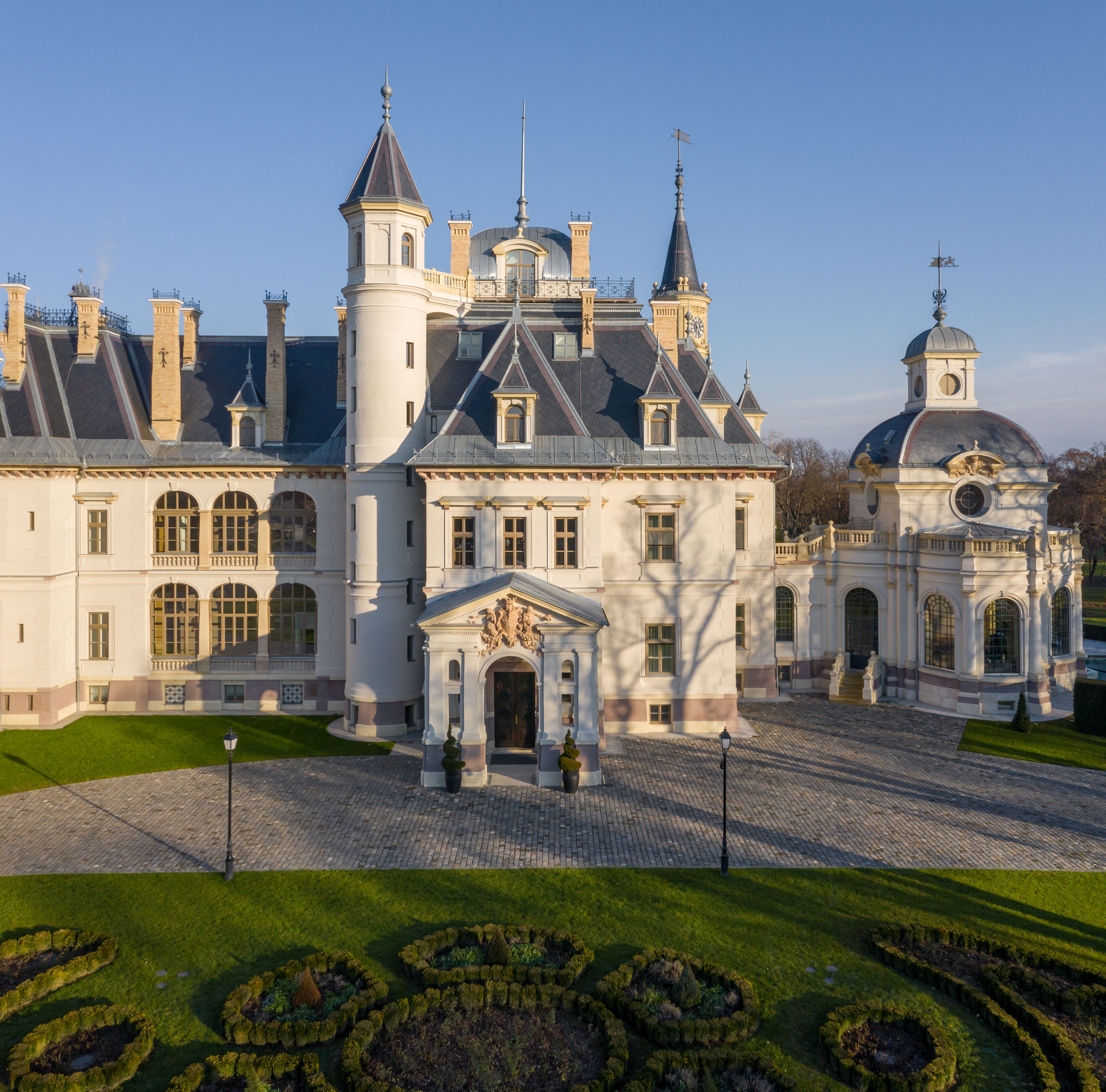 Botaniq Castle Of Tura