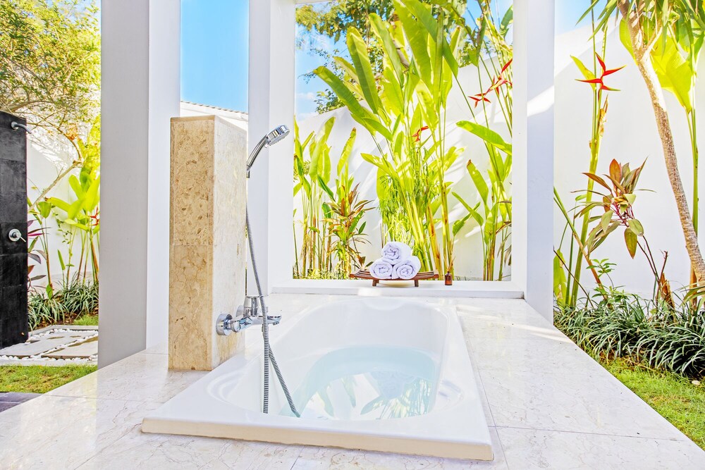 Finns Beach Villa Canggu